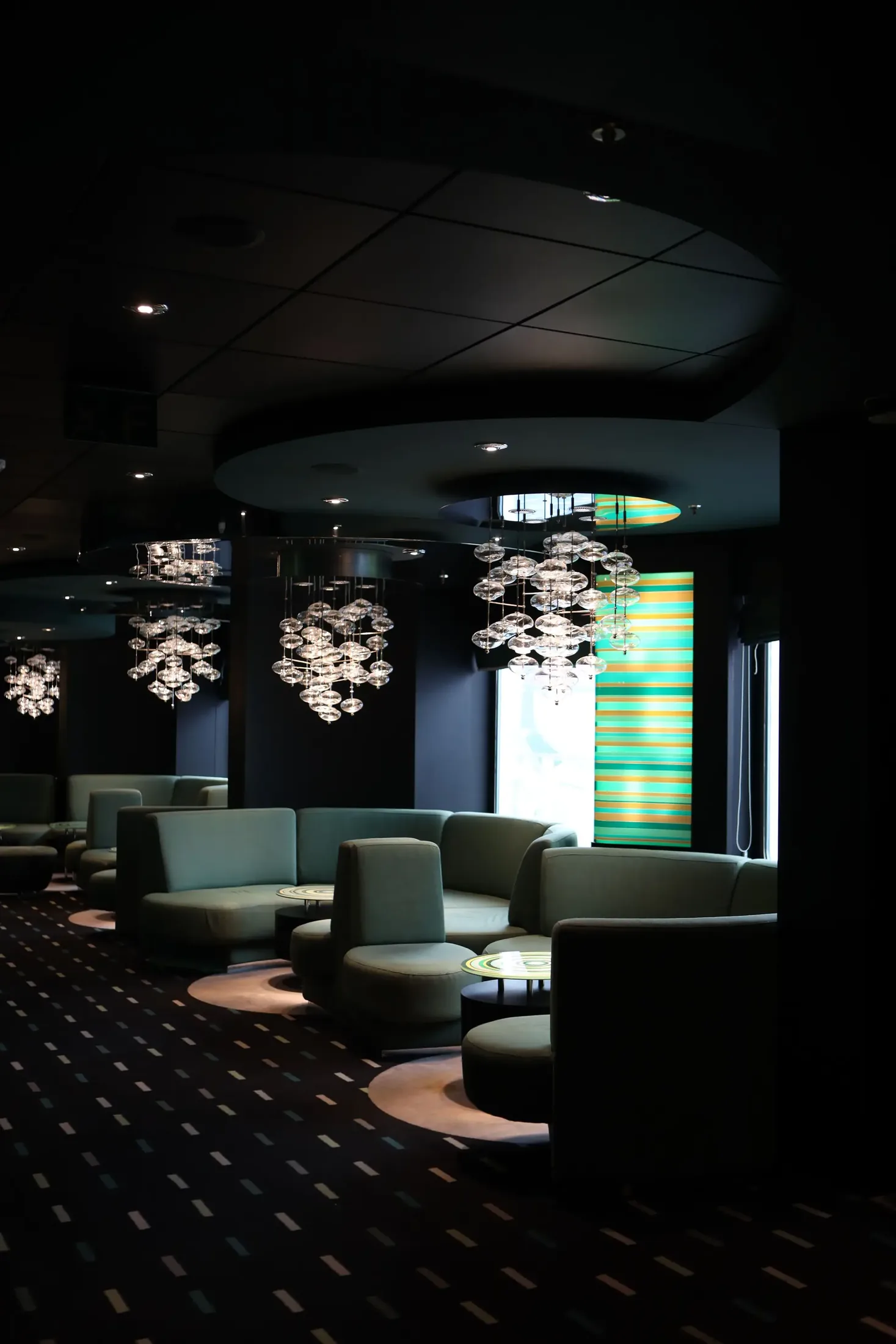 Comfortable guest lounge highlights